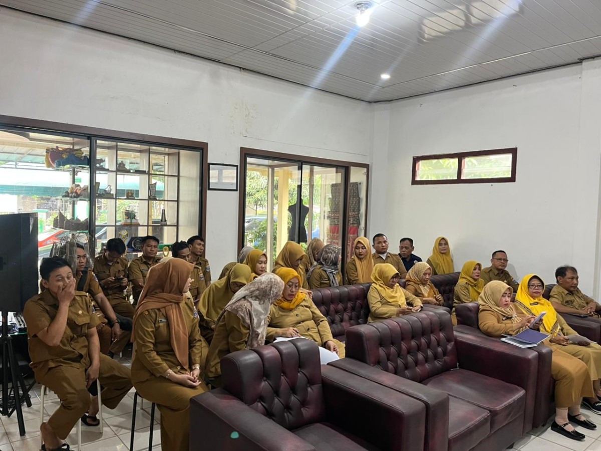 Rapat Rutin Staf Dinas Koperasi, UKM, dan Ketenagakerjaan